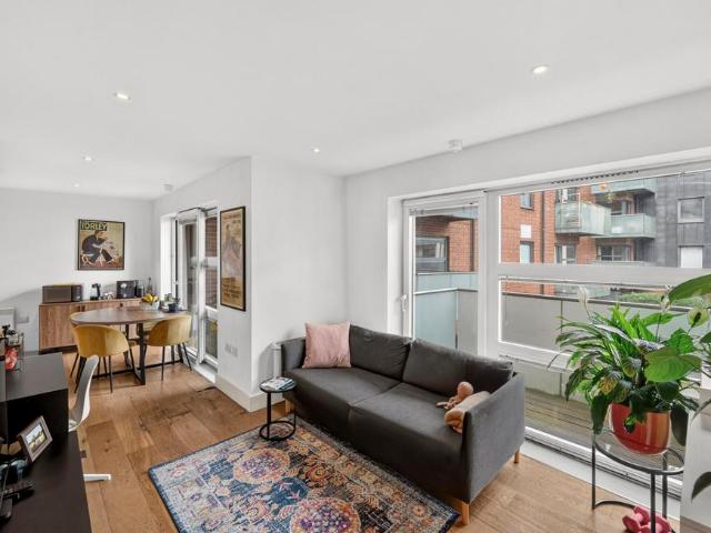 Flat for sale in Finsbury Park, Greater London
