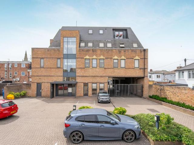 Flat for sale in Clewer Village, Windsor