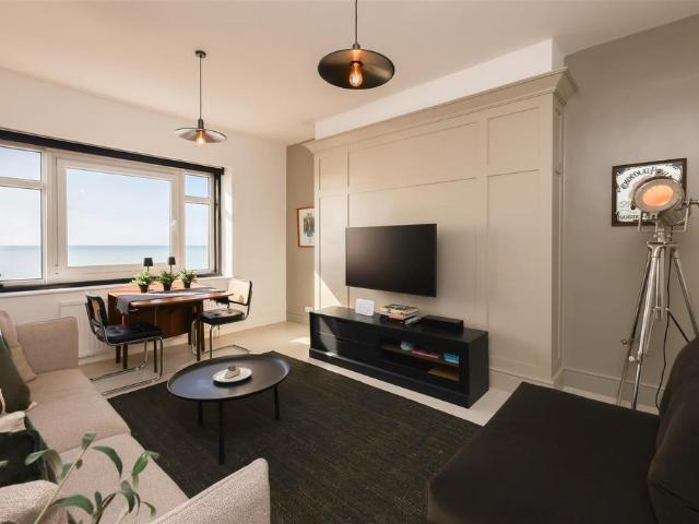 Flat for sale in Bohemia, Guestling Green