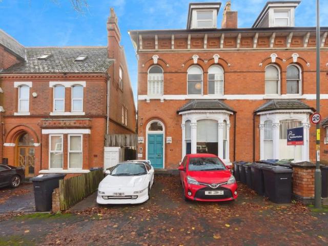 Flat for sale in Kings Heath, Wake Green