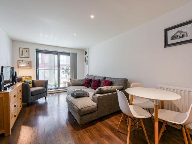 Flat for sale in Plumstead, Greater London
