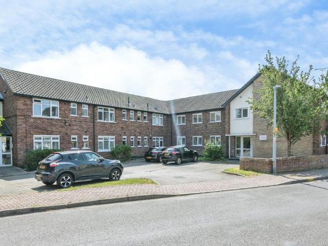 Flat for sale in Sutton, Barling