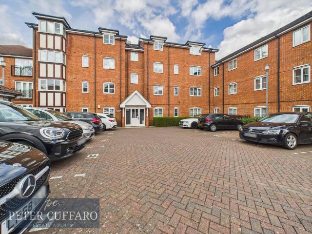 Flat for sale in Broxbourne, Hertfordshire