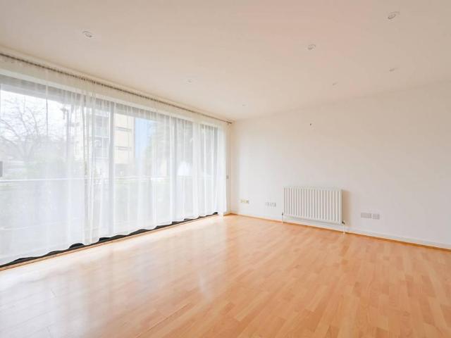Flat for sale in Canary Wharf, Millwall