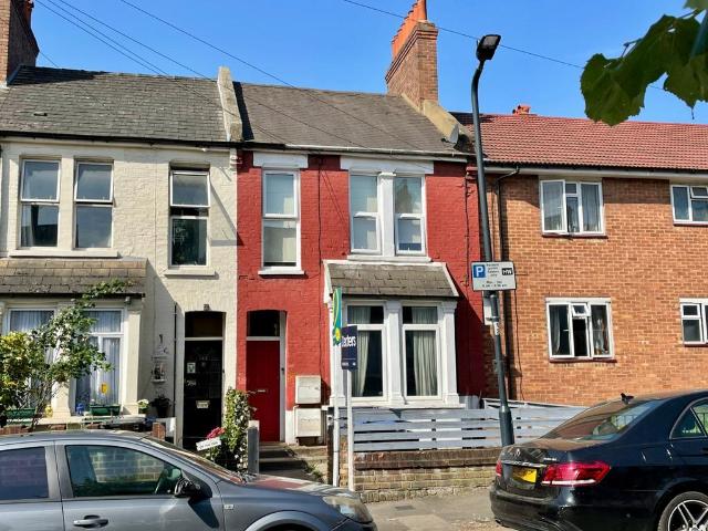 Flat for sale in Harlesden, Greater London