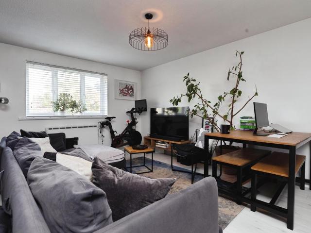 Flat for sale in Upper Walthamstow, Greater London