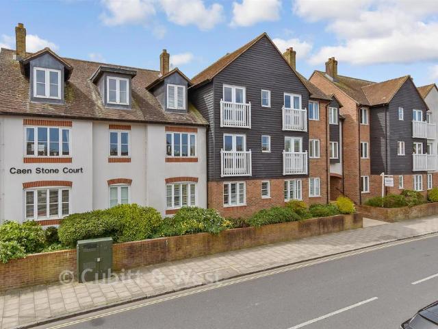 Flat for sale in Arundel, Clapham