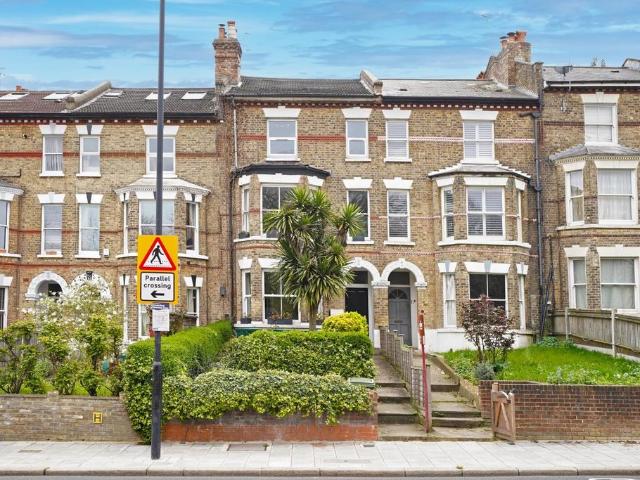 Flat for sale in Tulse Hill, Greater London