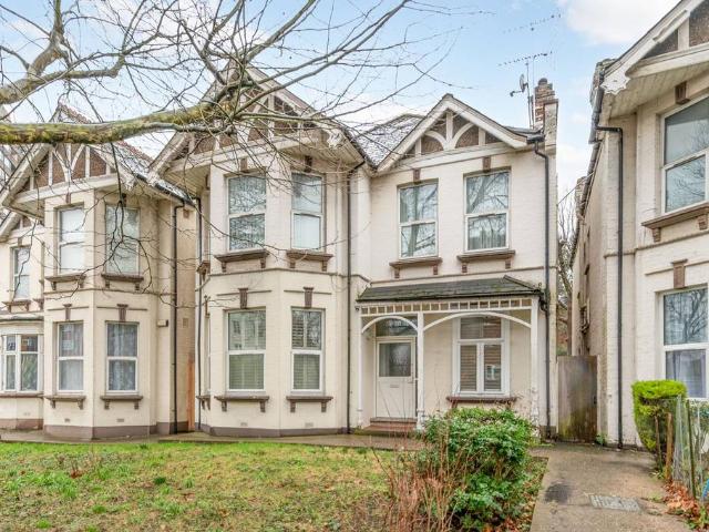 Flat for sale in Kilburn, Greater London