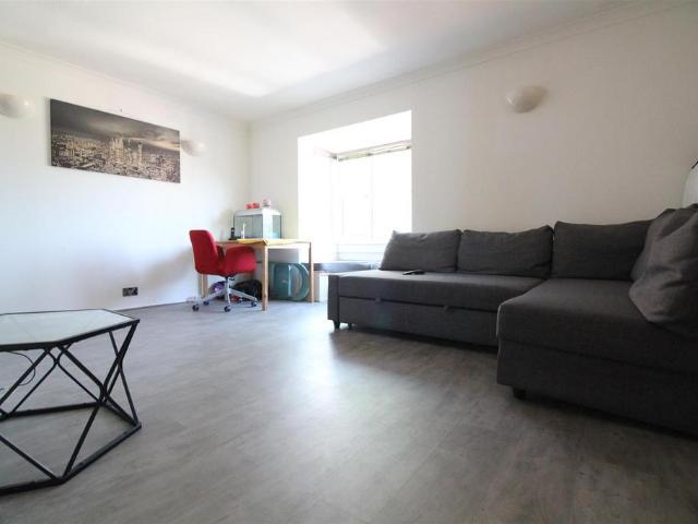 Flat for sale in Yeading, Greater London