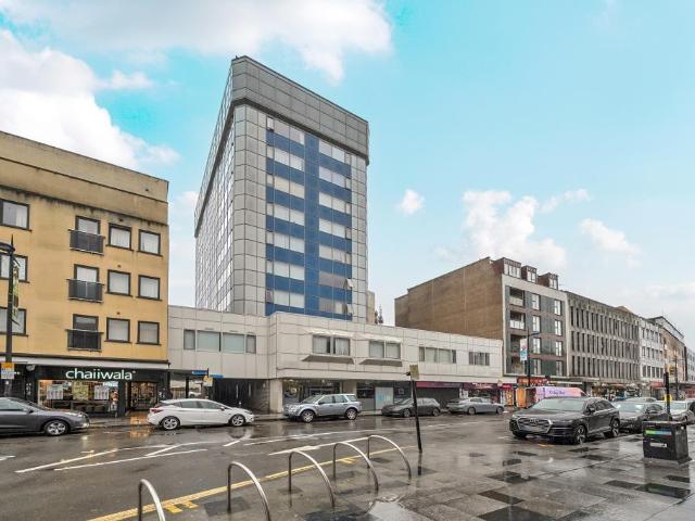 Flat for sale in Slough