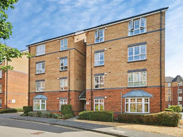 Flat for sale in Northampton, Northamptonshire