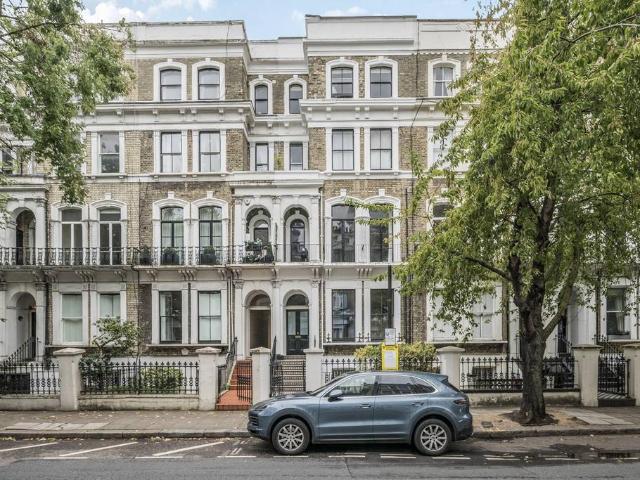 Flat for sale in Brompton, Greater London
