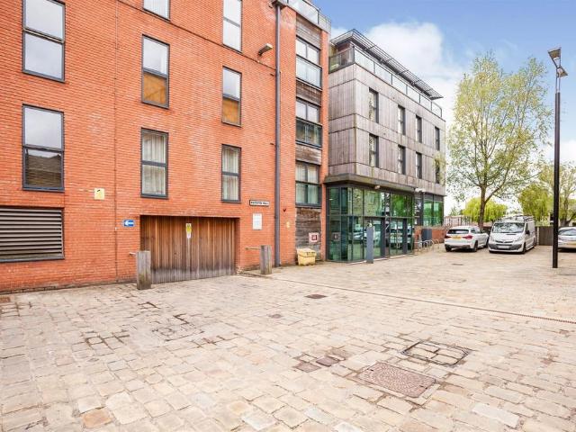 Flat for sale in Belle Isle, West Yorkshire