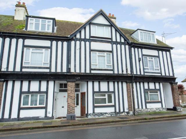 Flat for sale in The Bridge, Kent