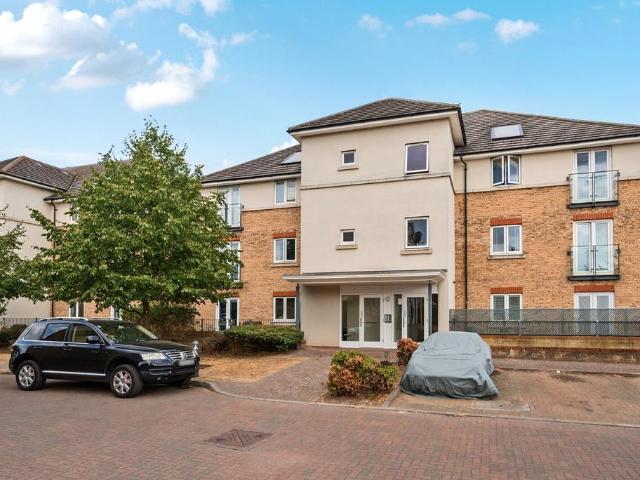 Flat for sale in Shepperton, Spelthorne