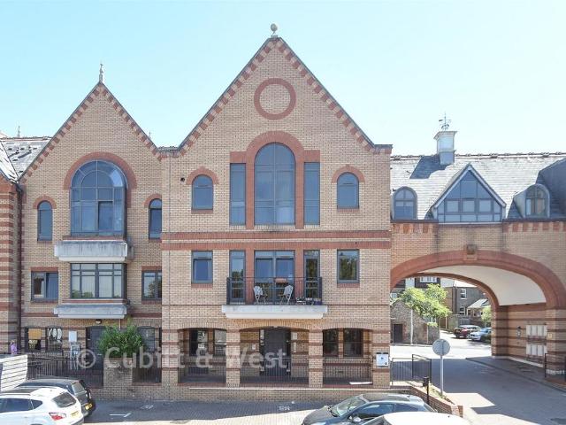 Flat for sale in Hillview, Surrey