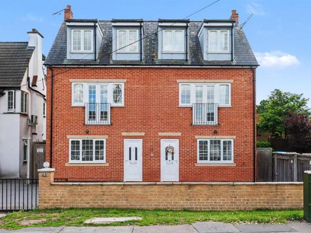Flat for sale in Barling, Essex