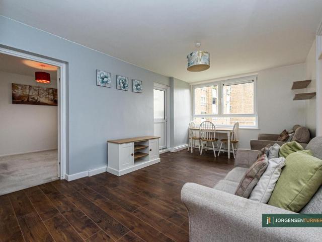Flat for sale in Queen's Park, Greater London