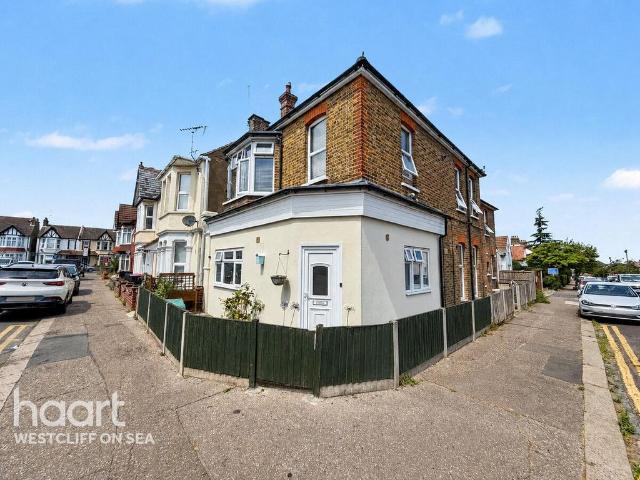 Flat for sale in Alton Barnes, Essex