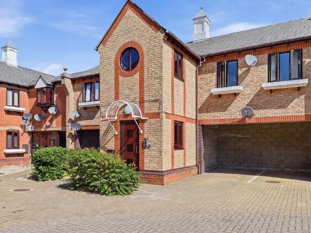 Flat for sale in Grays, Essex