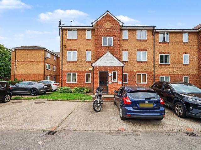Flat for sale in Seven Kings, Greater London