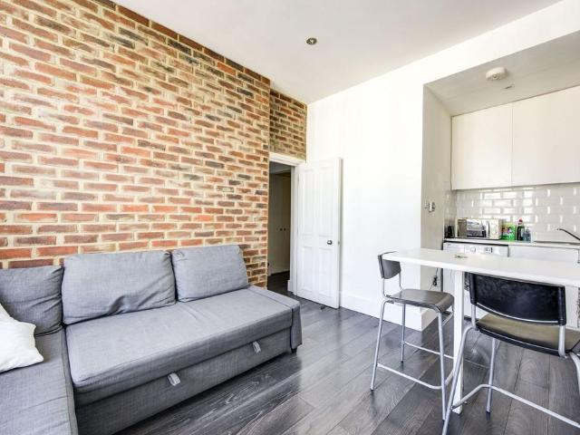 Flat for sale in Earl's Court, Greater London