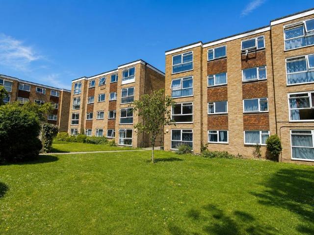 Flat for sale in Wallington, Greater London