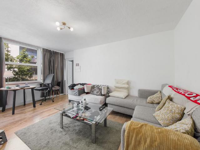 Flat for sale in Kensington, Greater London