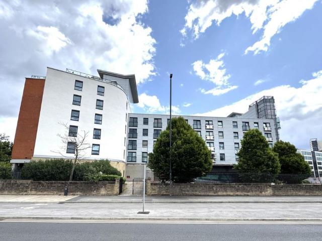 Flat for sale in Richmond Hill, West Yorkshire