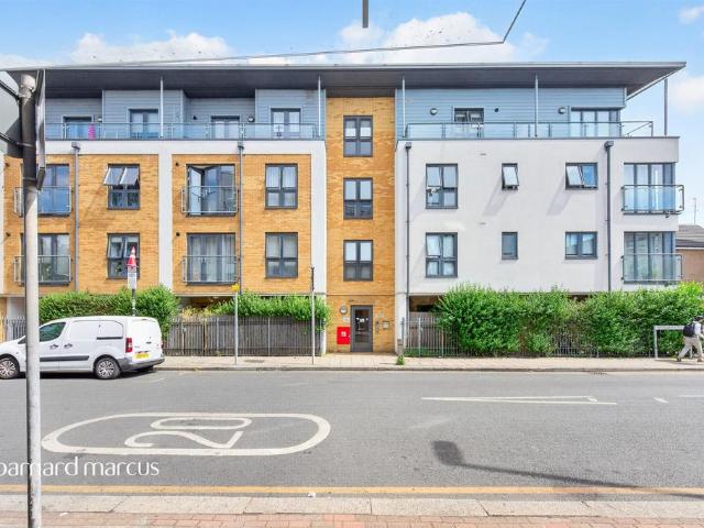 Flat for sale in Summerstown, Greater London