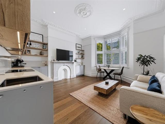 Flat for sale in London Borough of Wandsworth, Greater London