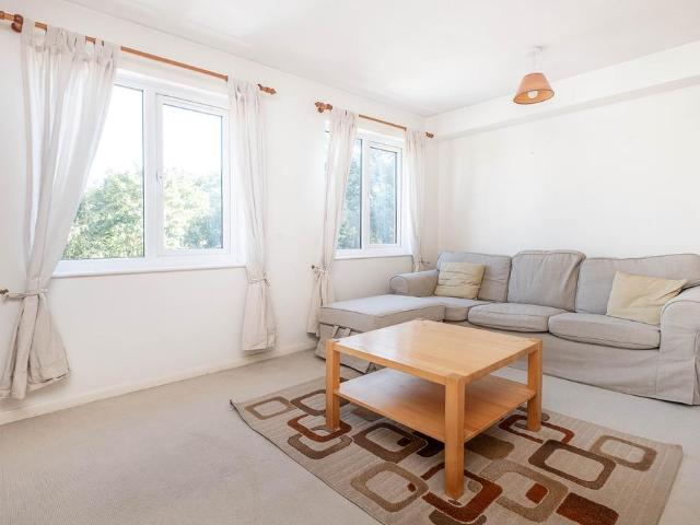 Flat for sale in London Borough of Wandsworth, Greater London