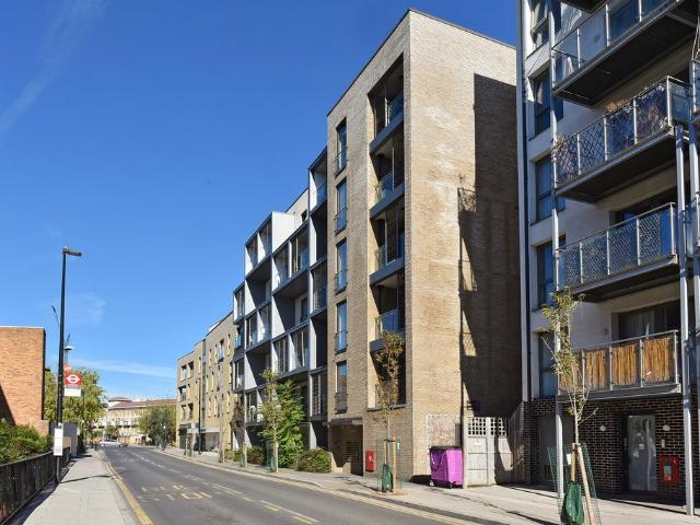 Flat for sale in Bromley-by-Bow, Greater London