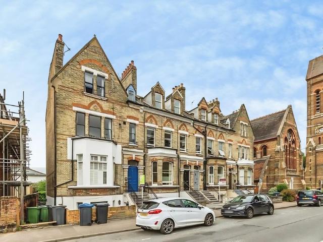 Flat for sale in Surbiton, Greater London