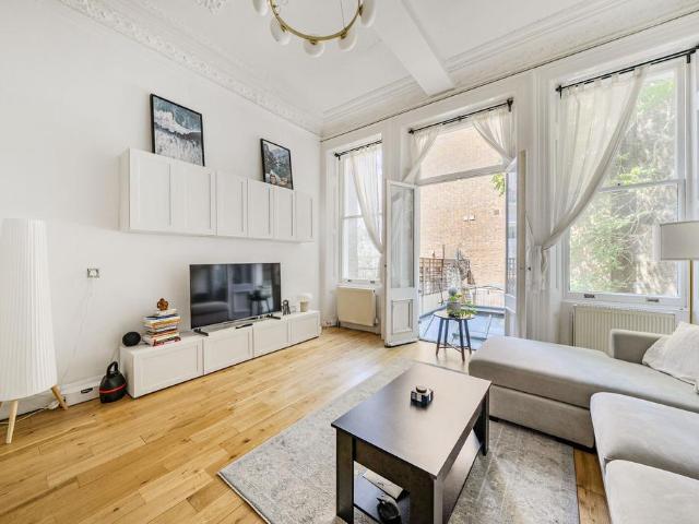 Flat for sale in Earl's Court, Greater London