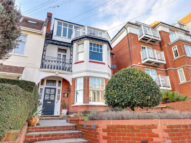 Flat for sale in Alton Barnes, Essex