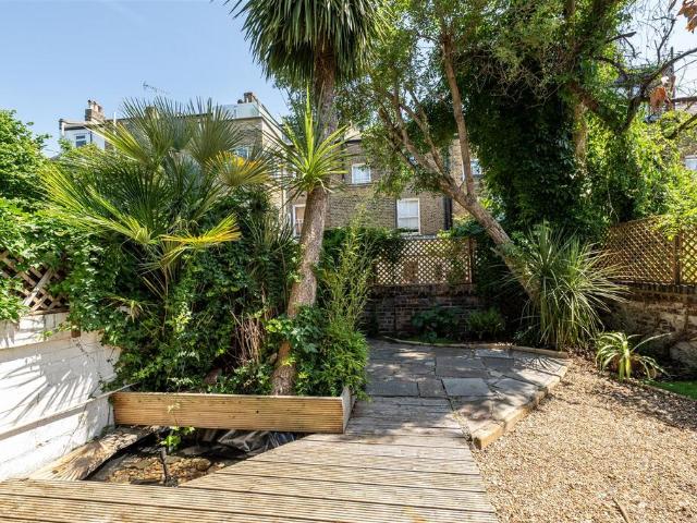 Flat for sale in Shepherd's Bush, Greater London