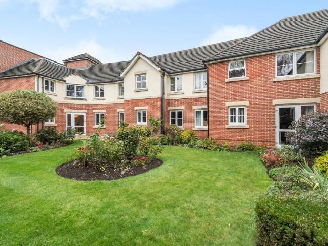 Flat for sale in Heol-las, Surrey