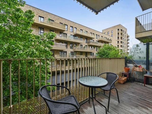 Flat for sale in London Borough of Ealing, Greater London