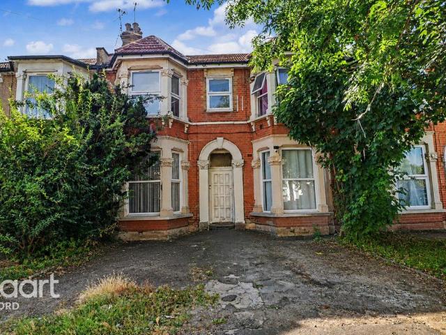Flat for sale in Seven Kings, Greater London