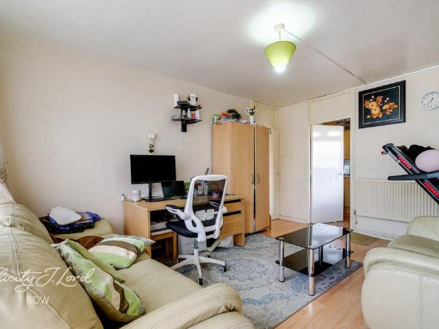 Flat for sale in Poplar Grove, Greater London