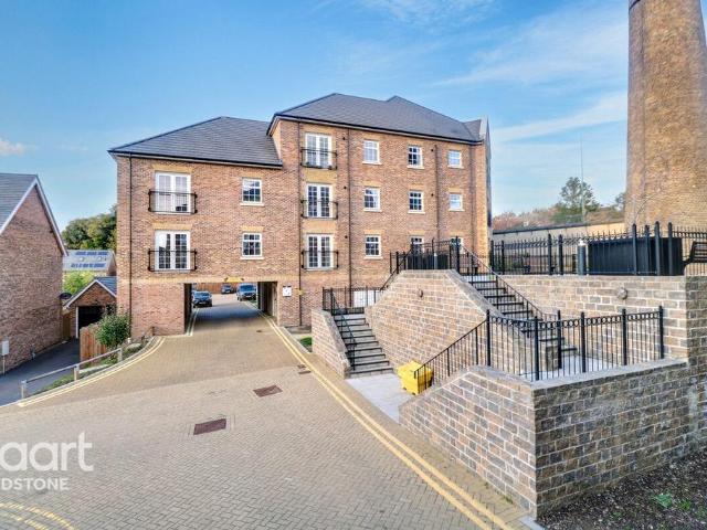 Flat for sale in Allington, Midway