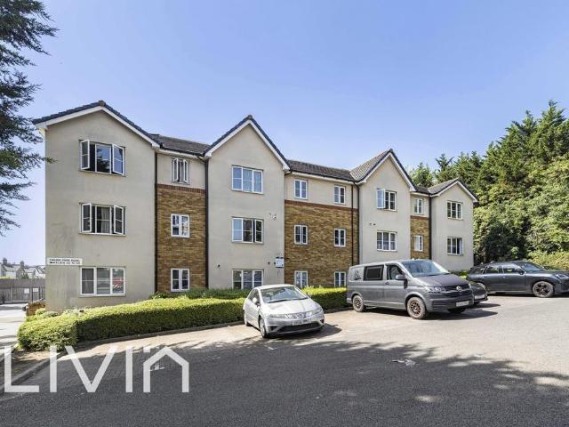 Flat for sale in London Borough of Croydon, Waddon