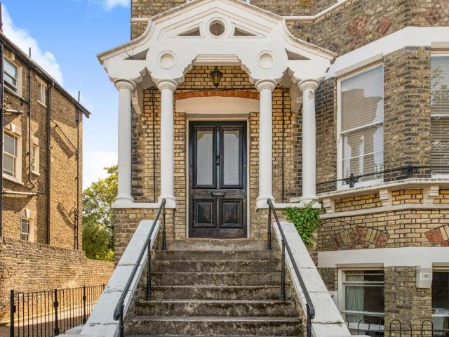 Flat for sale in Kew, Greater London