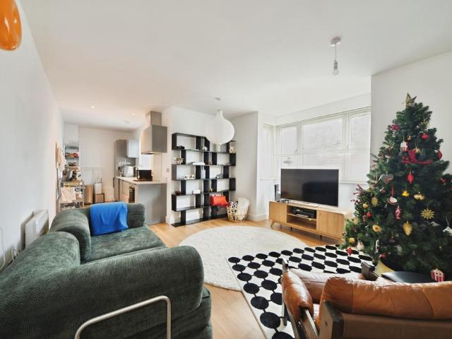Flat for sale in Freezywater, Greater London
