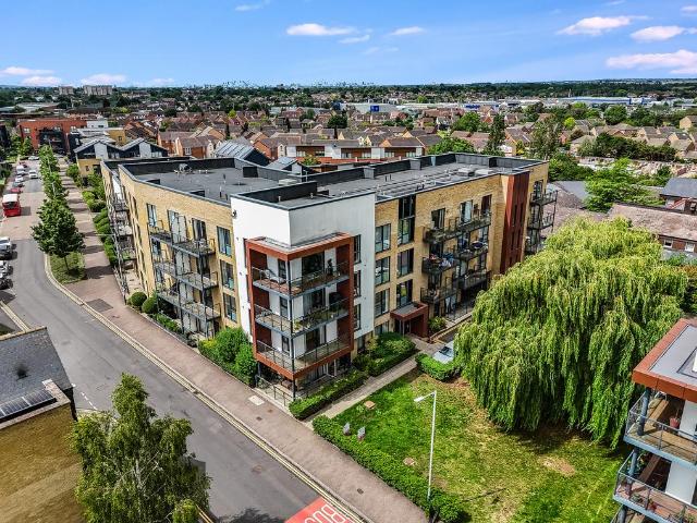 Flat for sale in Harold Wood, Greater London