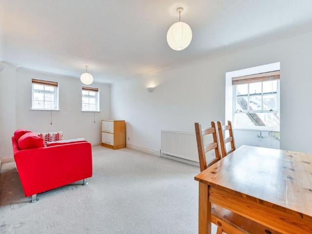 Flat for sale in Stroud Green, Greater London