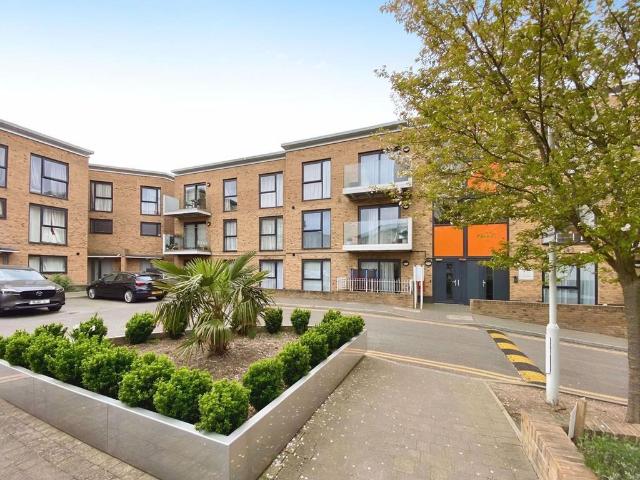 Flat for sale in South Stanmore, Greater London