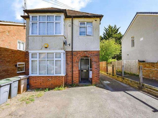 Flat for sale in Spring Park, Luton